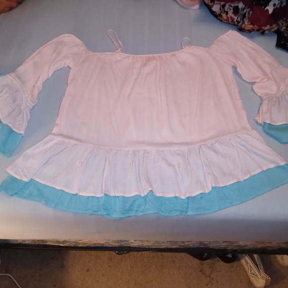 Cold Shoulder Top - Picture 4 of 8